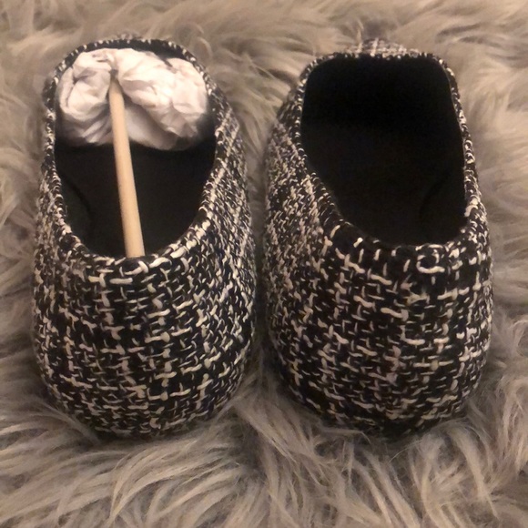 Black and white flats wide width. - Picture 3 of 5